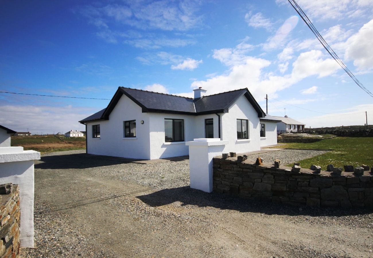House in Ballyconneely - Coral Strand Lodge beachside house with stunning views