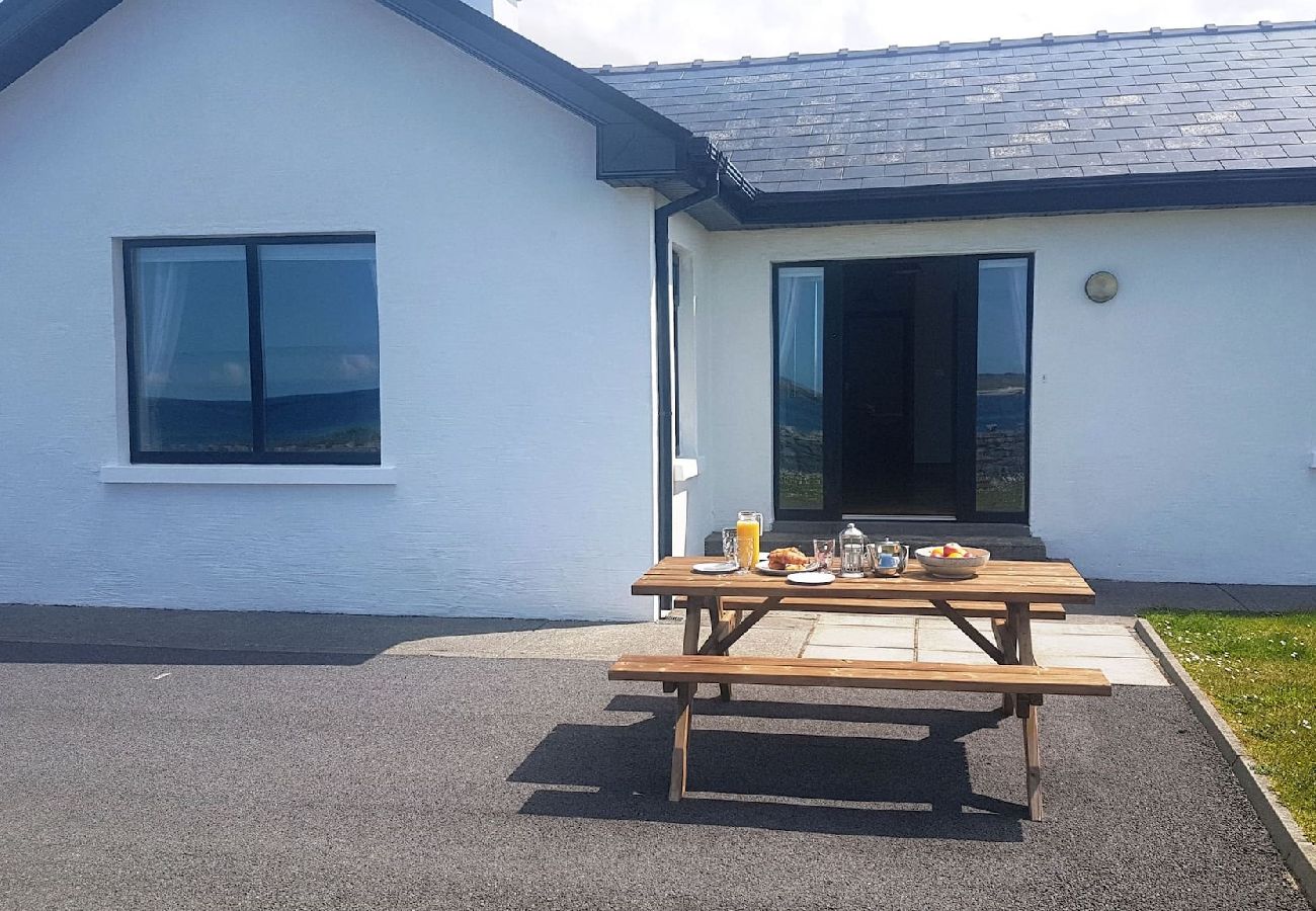 House in Ballyconneely - Coral Strand Lodge beachside house with stunning views