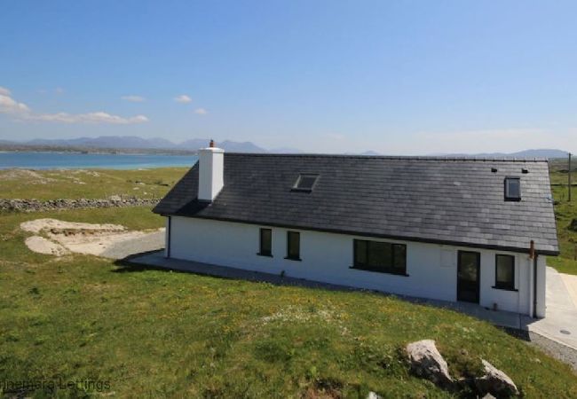 House in Ballyconneely - Beach House Mannin offering breathtaking views