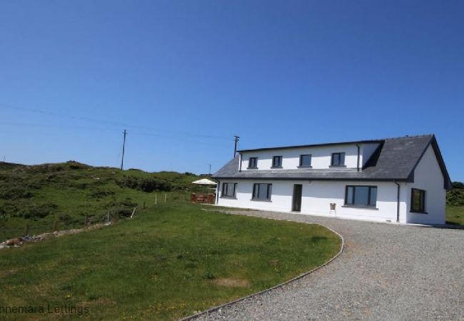 House in Ballyconneely - Beach House Mannin offering breathtaking views
