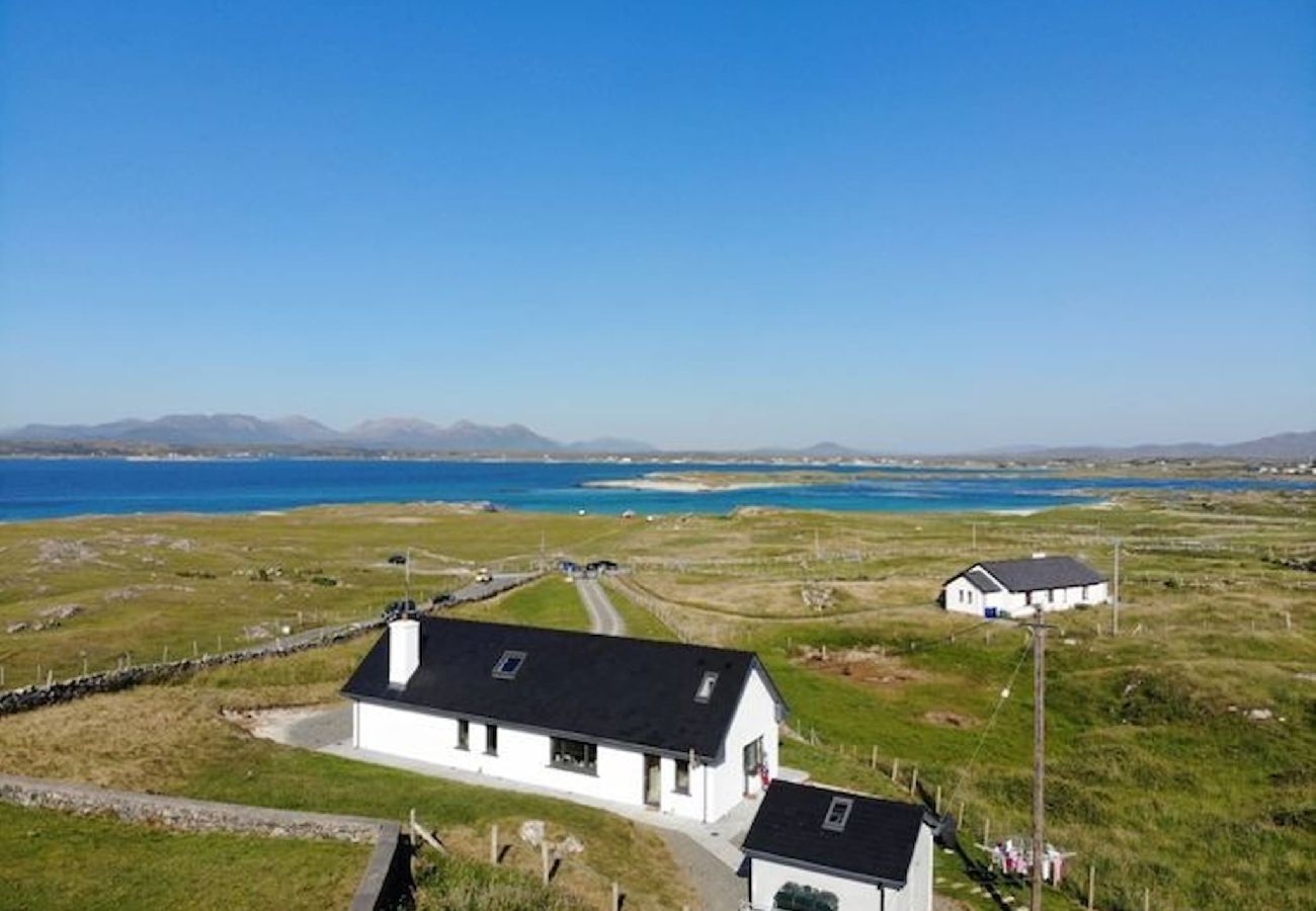 House in Ballyconneely - Beach House Mannin offering breathtaking views