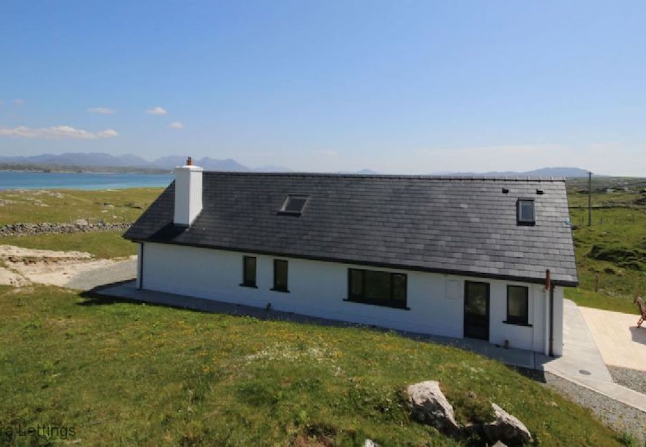 House in Ballyconneely - Beach House Mannin offering breathtaking views