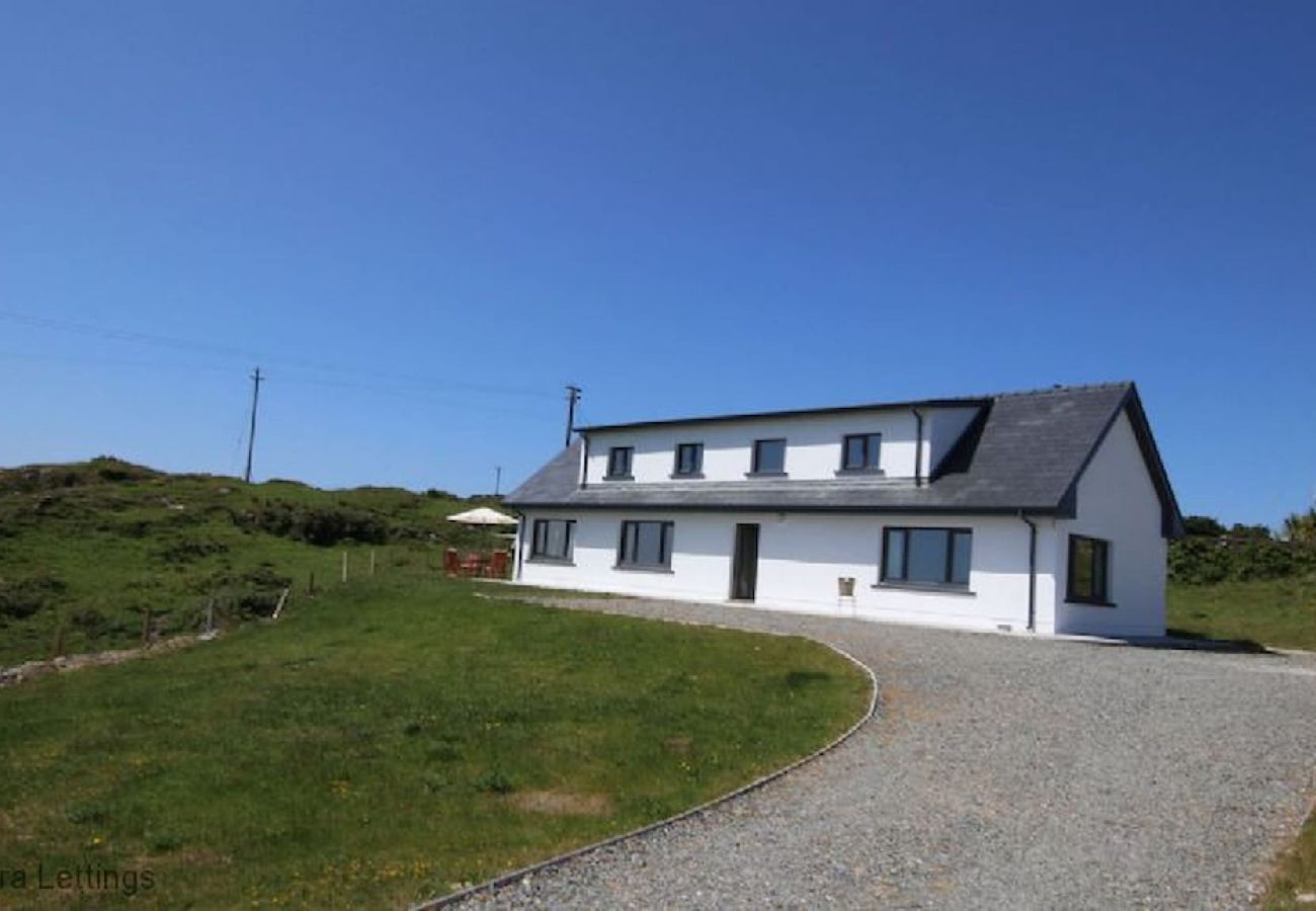 House in Ballyconneely - Beach House Mannin offering breathtaking views