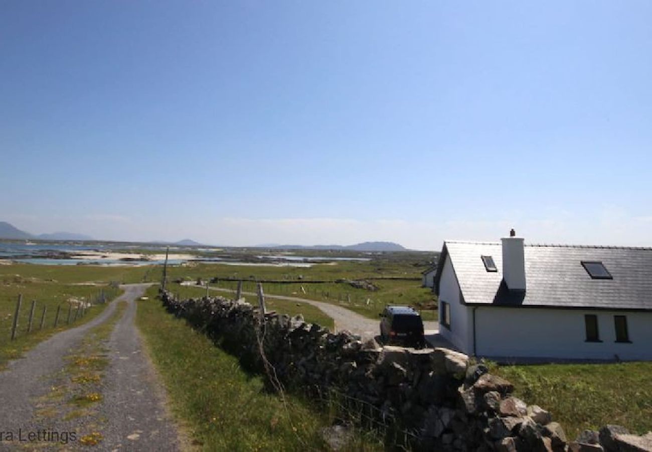 House in Ballyconneely - Beach House Mannin offering breathtaking views