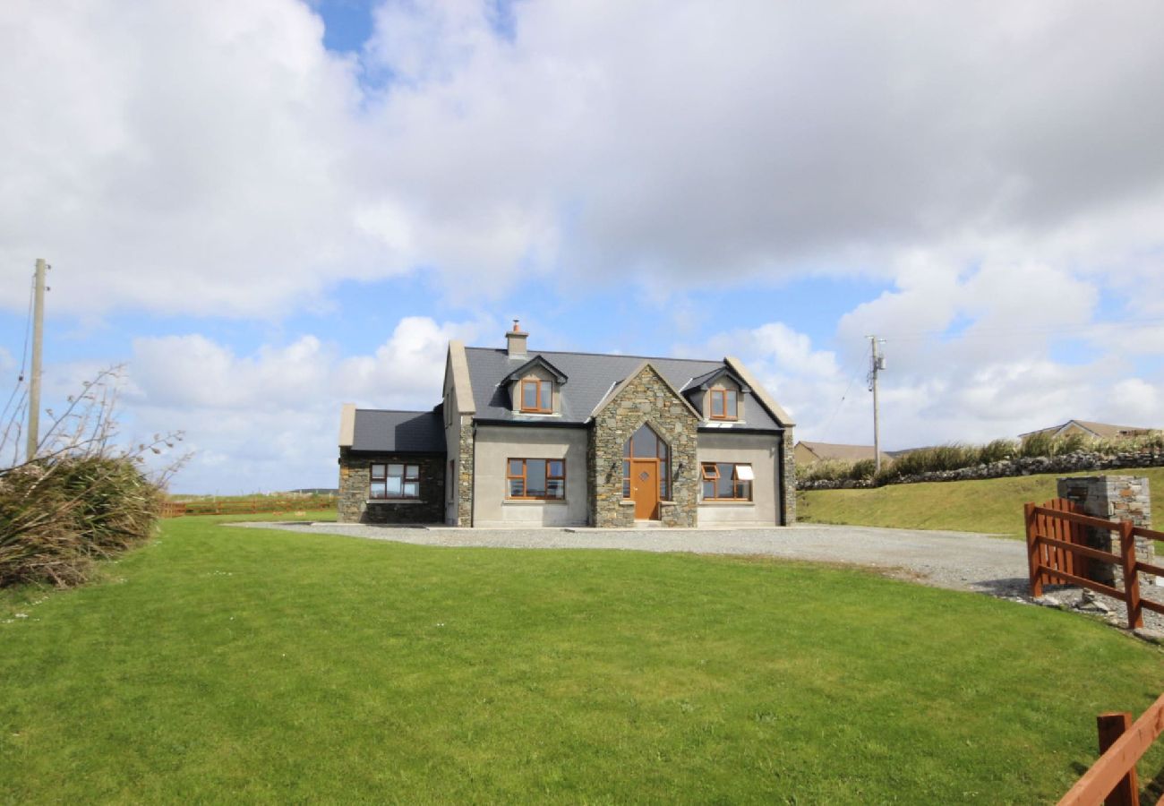 House in Cleggan - King's House, Cleggan sea and mountain views 