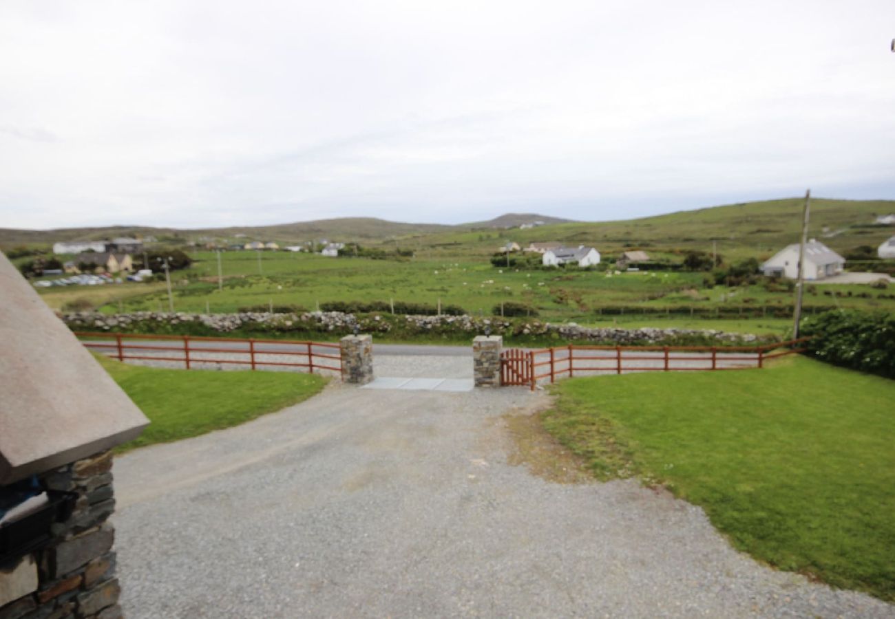 House in Cleggan - King's House, Cleggan sea and mountain views 