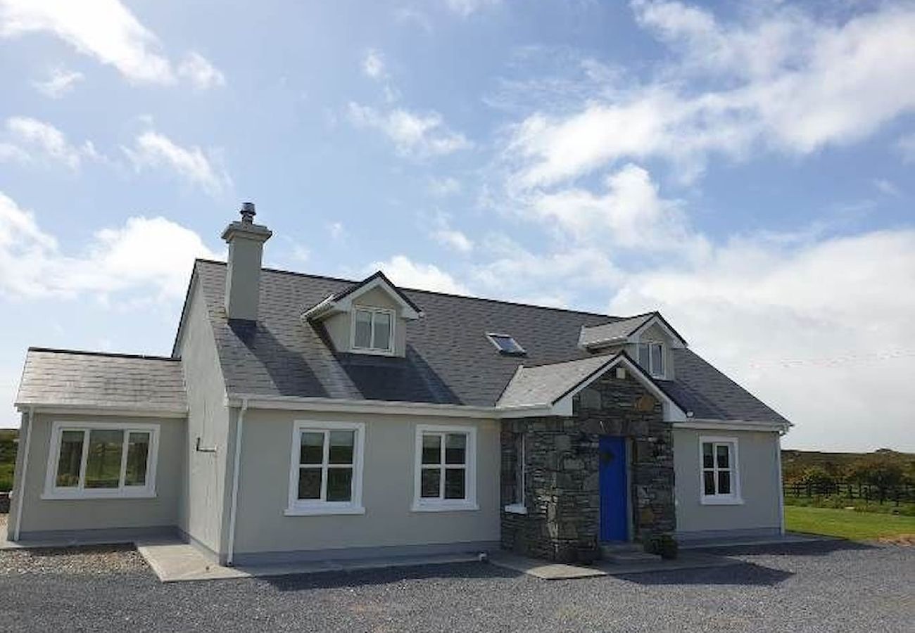 House in Clifden - Hillside House Set in a quiet & idyllic spot along the famous Bog Road