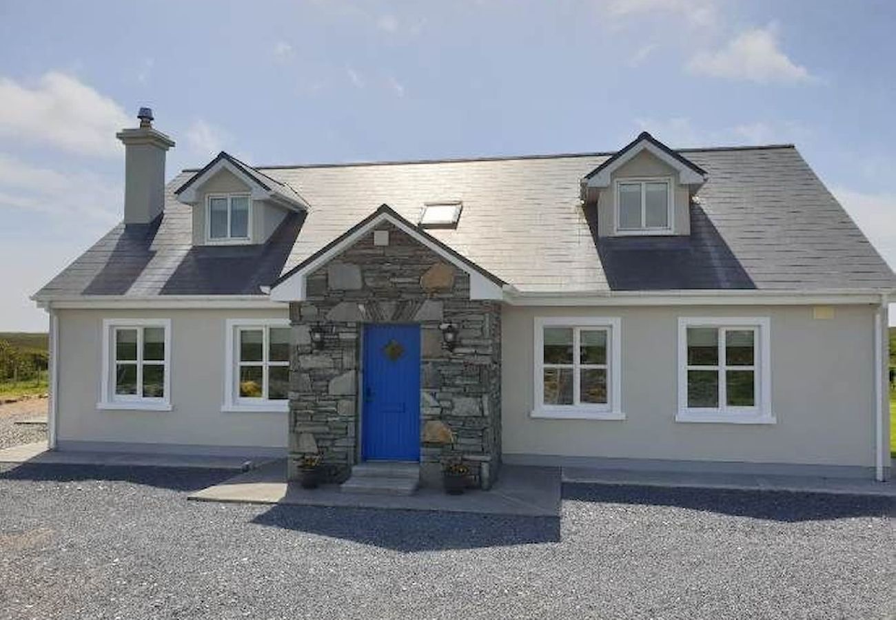 House in Clifden - Hillside House Set in a quiet & idyllic spot along the famous Bog Road