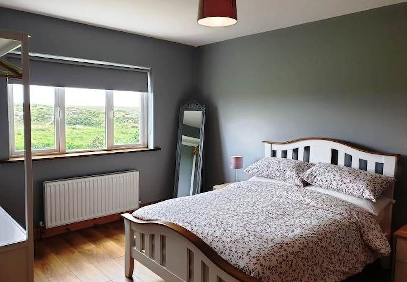 House in Clifden - Hillside House Set in a quiet & idyllic spot along the famous Bog Road