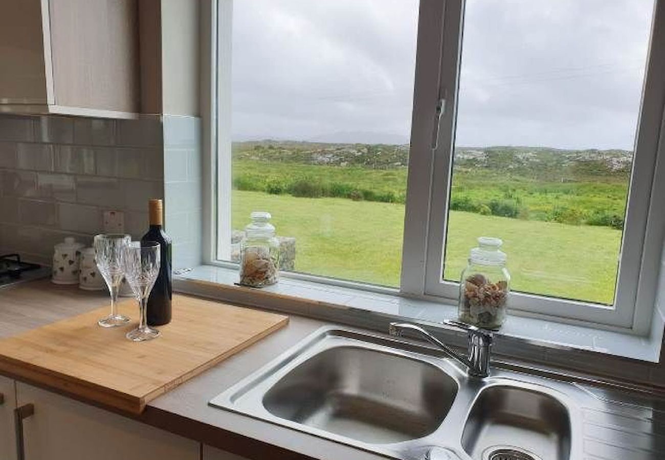 House in Clifden - Hillside House Set in a quiet & idyllic spot along the famous Bog Road