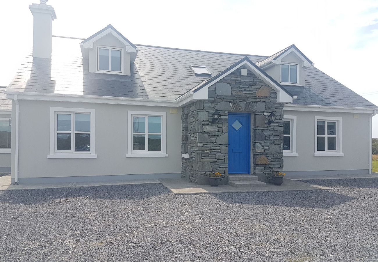 House in Clifden - Hillside House Set in a quiet & idyllic spot along the famous Bog Road