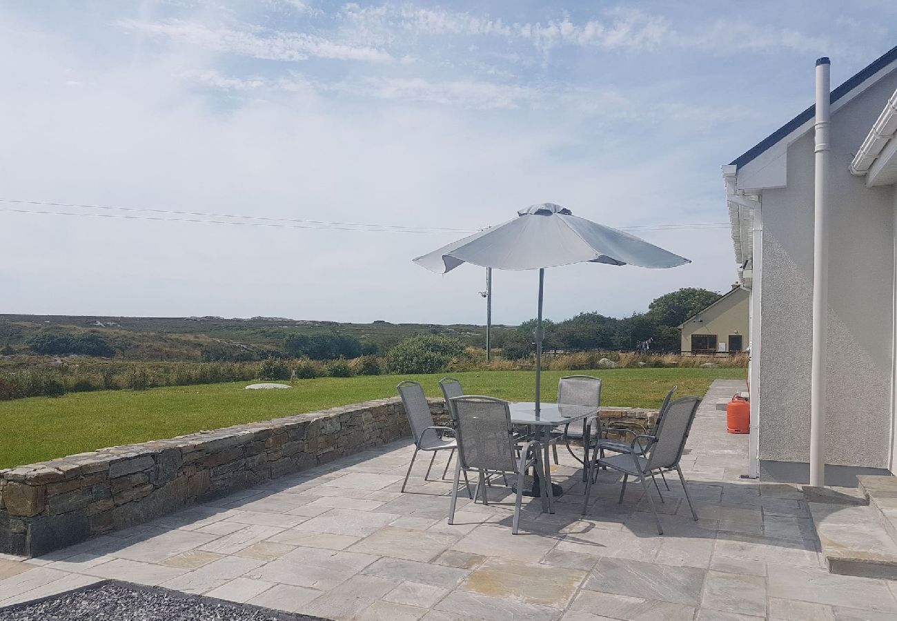 House in Clifden - Hillside House Set in a quiet & idyllic spot along the famous Bog Road