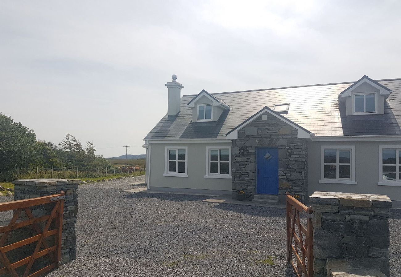 House in Clifden - Hillside House Set in a quiet & idyllic spot along the famous Bog Road