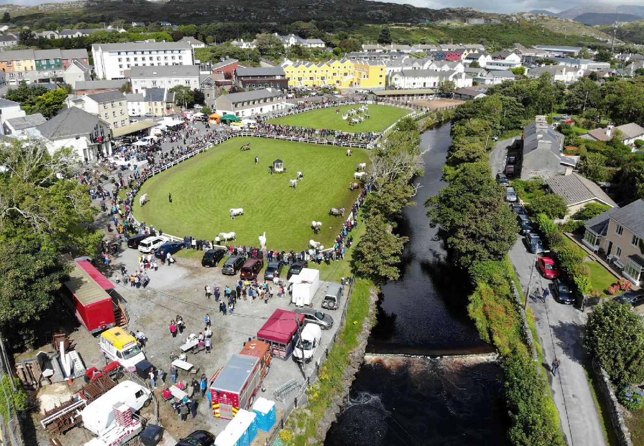 House in Clifden - Hillside House Set in a quiet & idyllic spot along the famous Bog Road