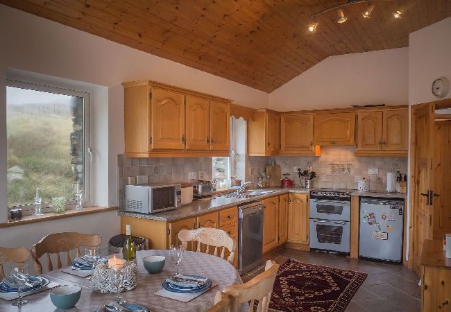 House in Clifden - Errislannan Stone Cottage offers plenty of space and fabulous views. 