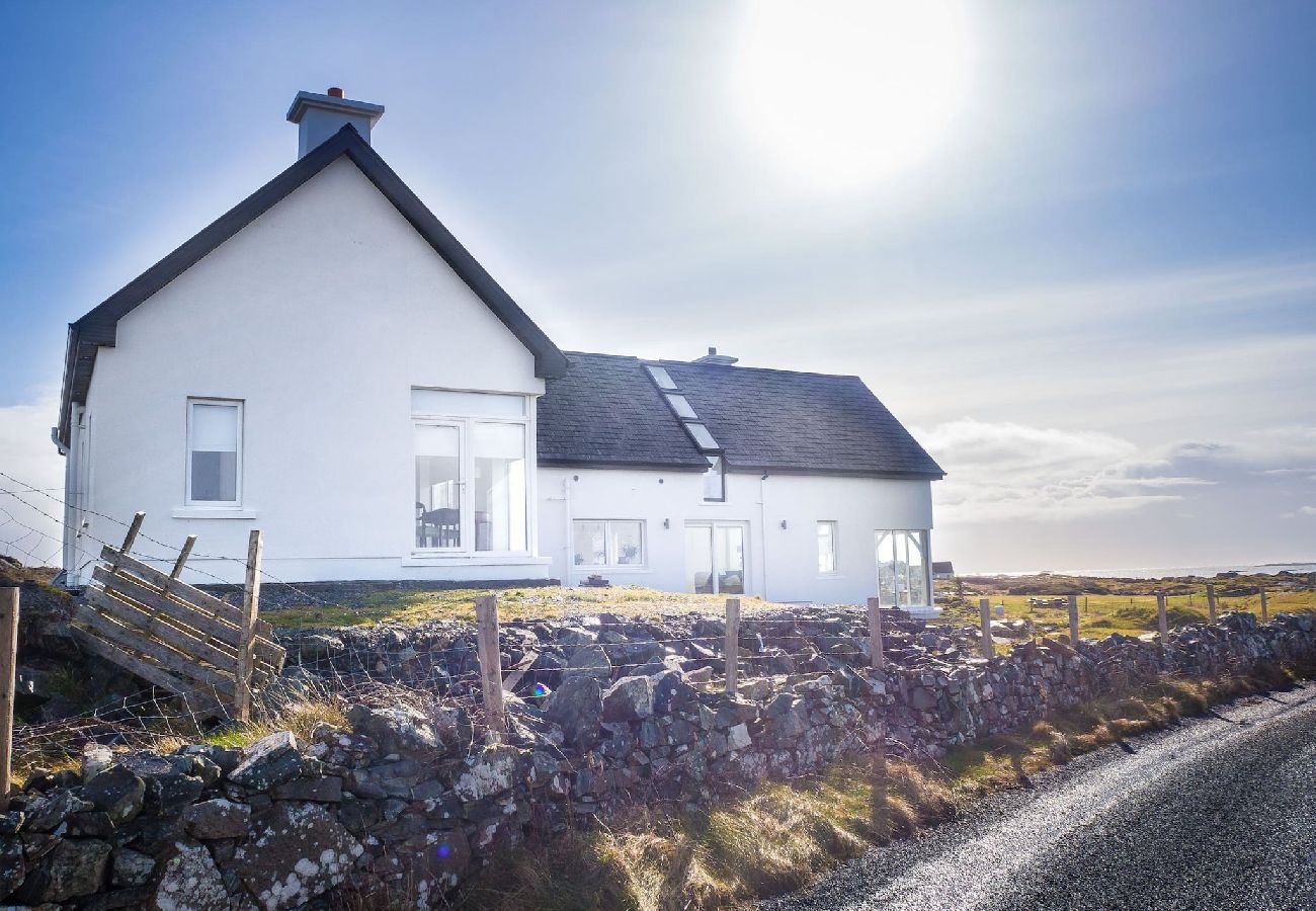 House in Ballyconneely - Doleen Quay House is a luxurious beach holiday home 