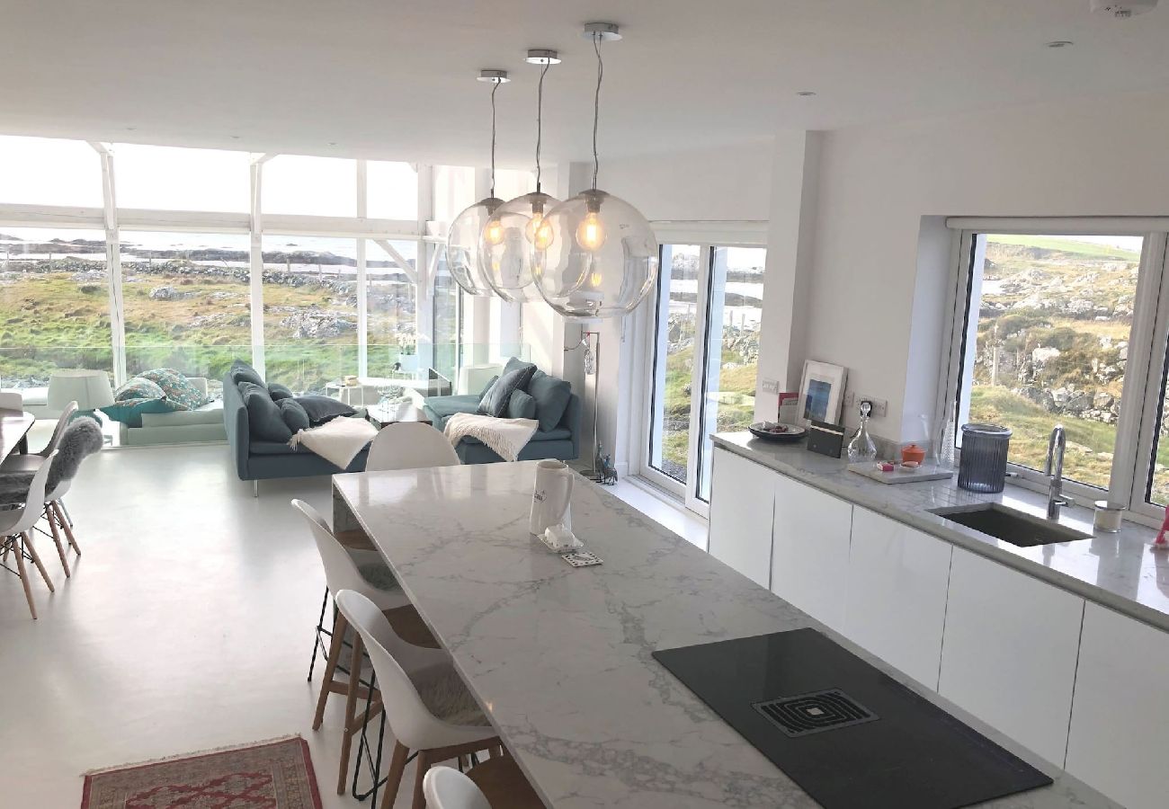 House in Ballyconneely - Doleen Quay House is a luxurious beach holiday home 