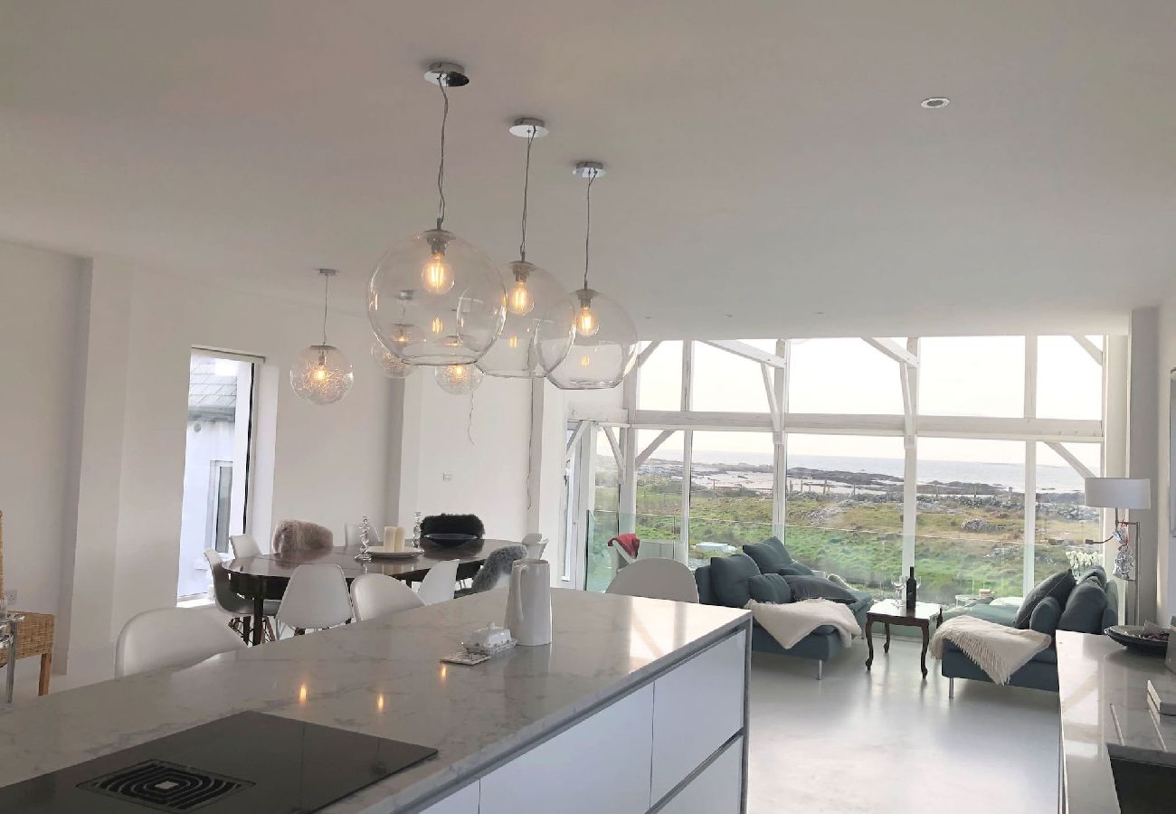 House in Ballyconneely - Doleen Quay House is a luxurious beach holiday home 