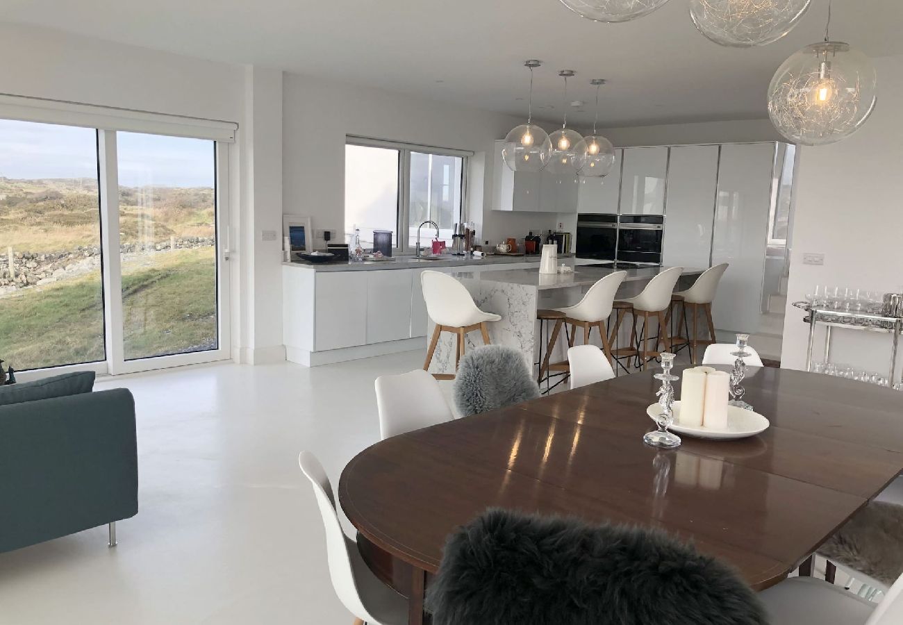 House in Ballyconneely - Doleen Quay House is a luxurious beach holiday home 