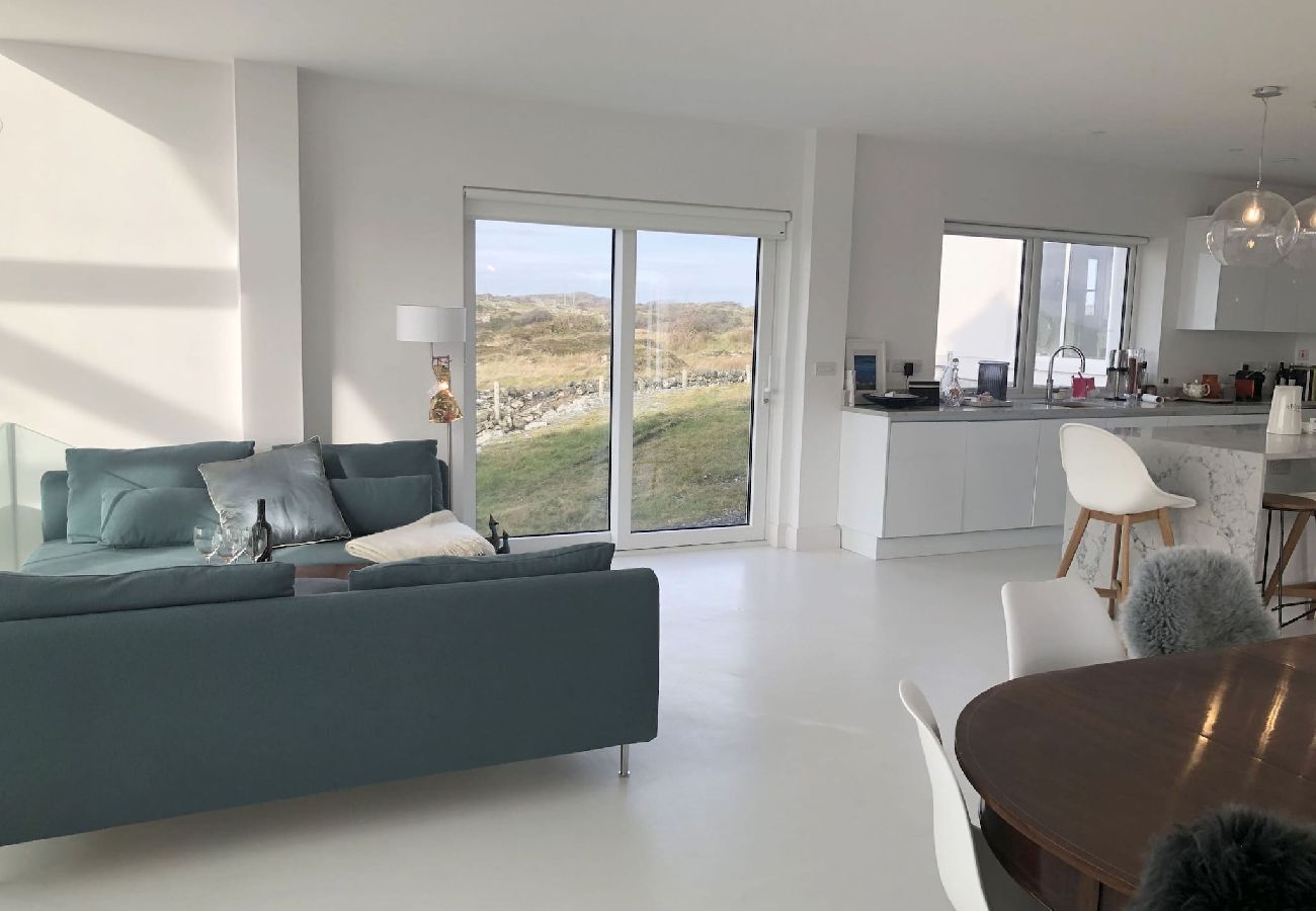 House in Ballyconneely - Doleen Quay House is a luxurious beach holiday home 