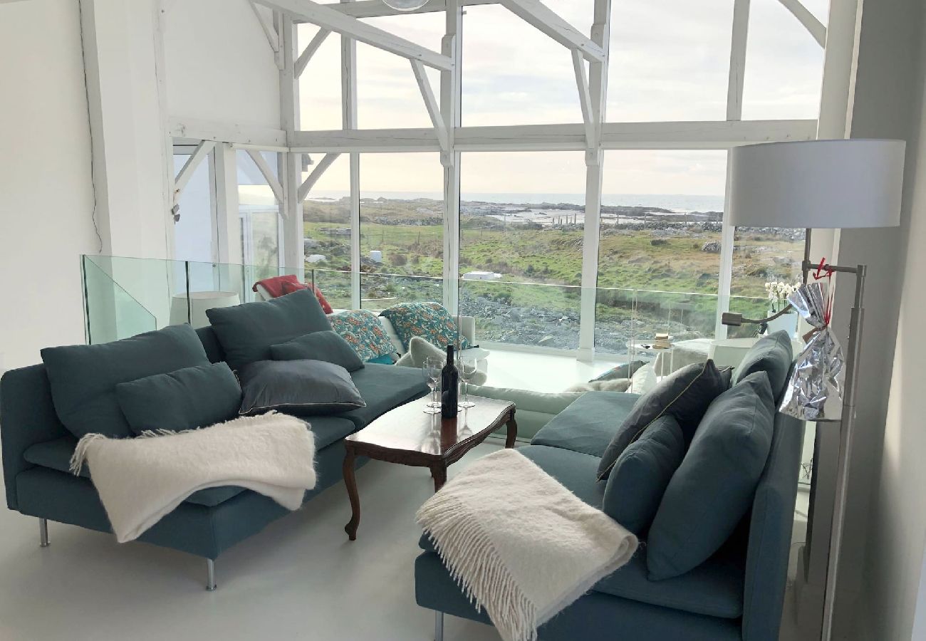 House in Ballyconneely - Doleen Quay House is a luxurious beach holiday home 