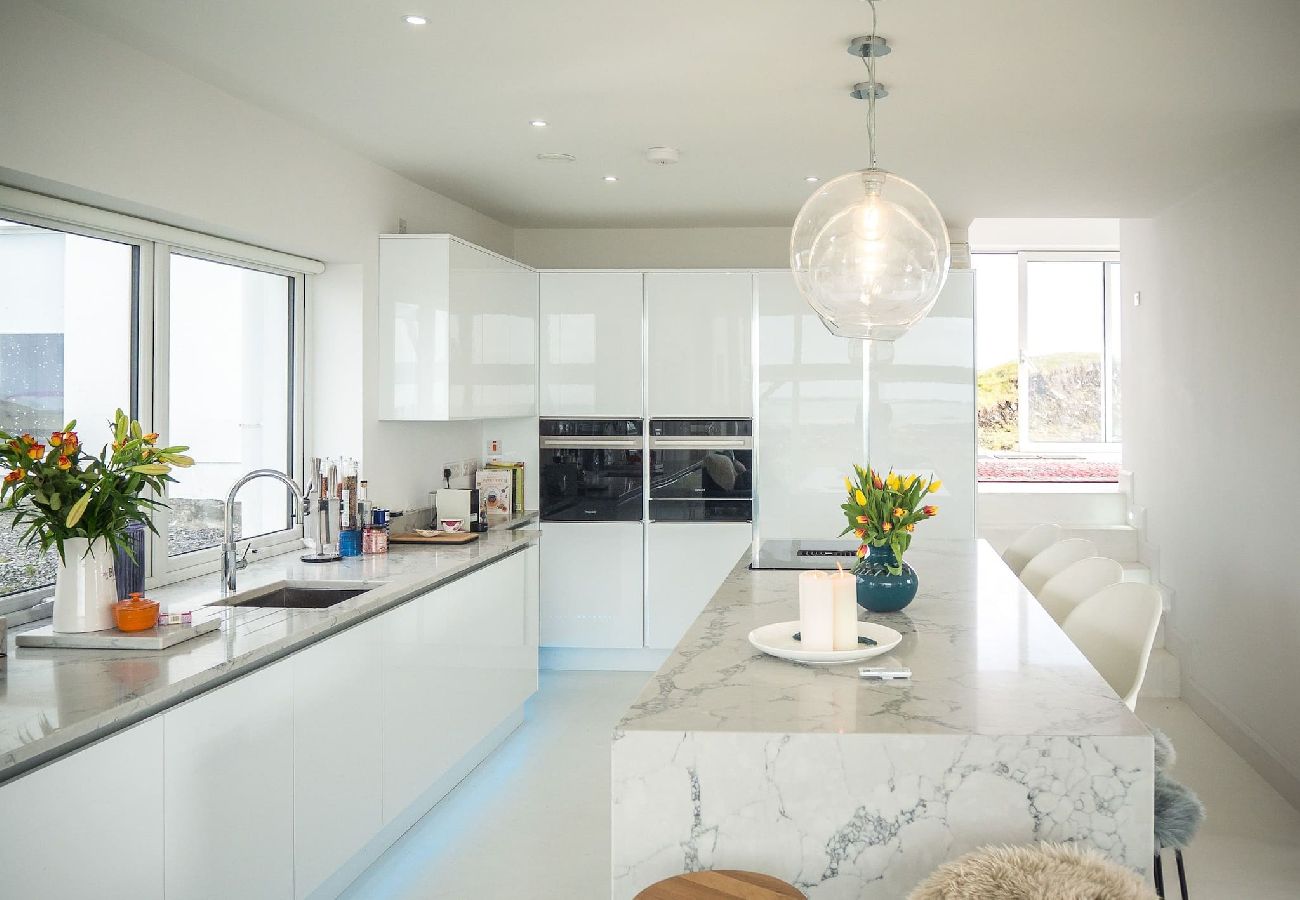 House in Ballyconneely - Doleen Quay House is a luxurious beach holiday home 