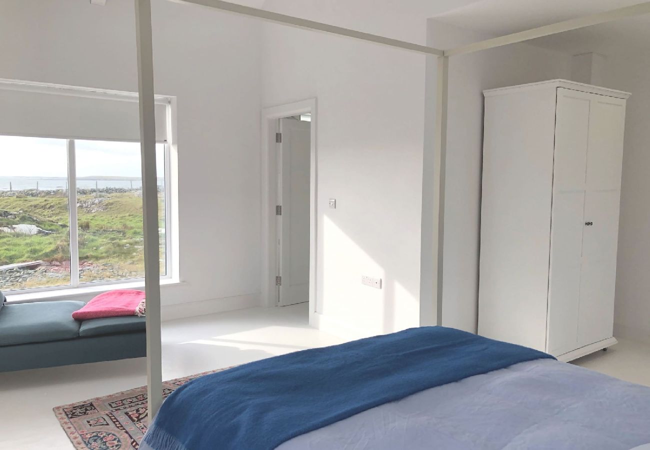 House in Ballyconneely - Doleen Quay House is a luxurious beach holiday home 