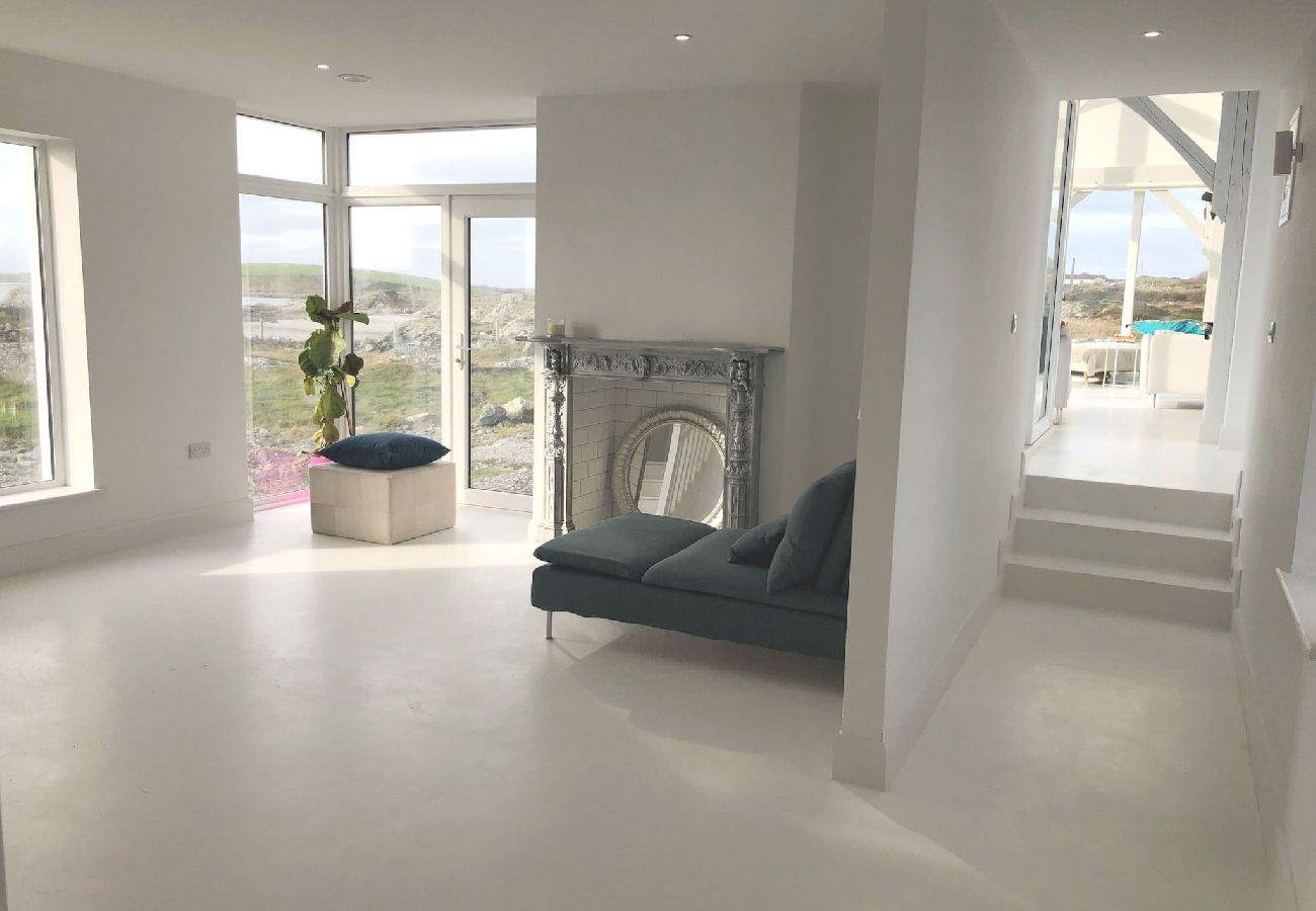 House in Ballyconneely - Doleen Quay House is a luxurious beach holiday home 