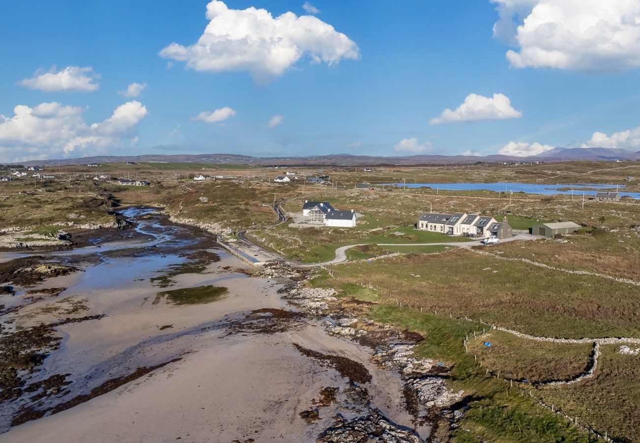 House in Ballyconneely - Doleen Quay House is a luxurious beach holiday home 