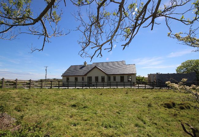 House in Clifden - White Thorn House situated on the famous Bog Road 