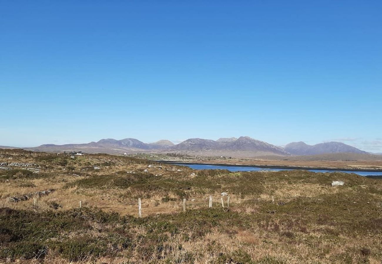 Bungalow in Roundstone - Inishnee Haven with sea and mountain views