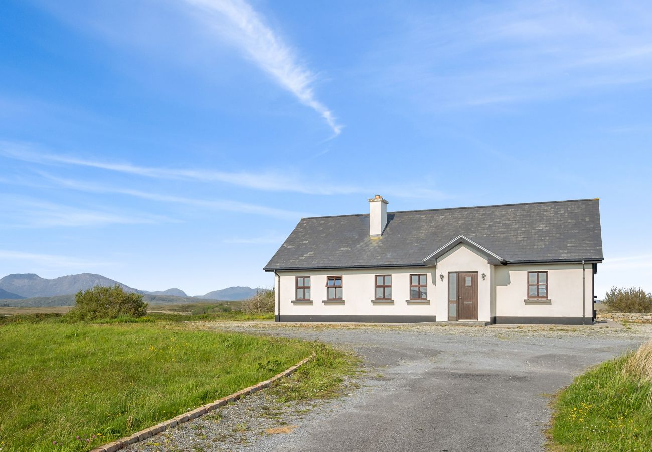 Bungalow in Roundstone - Inishnee Haven with sea and mountain views