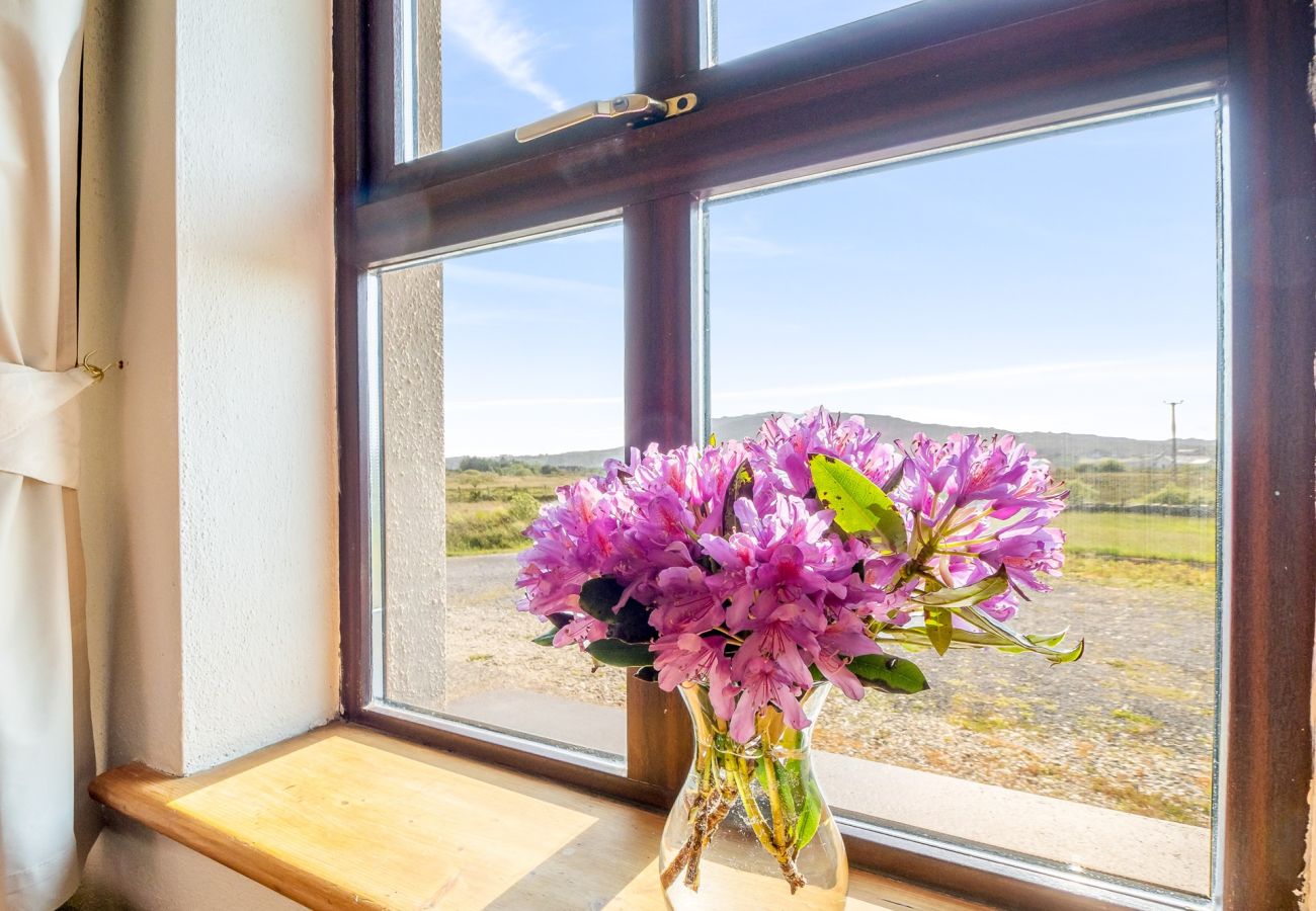 Bungalow in Roundstone - Inishnee Haven with sea and mountain views