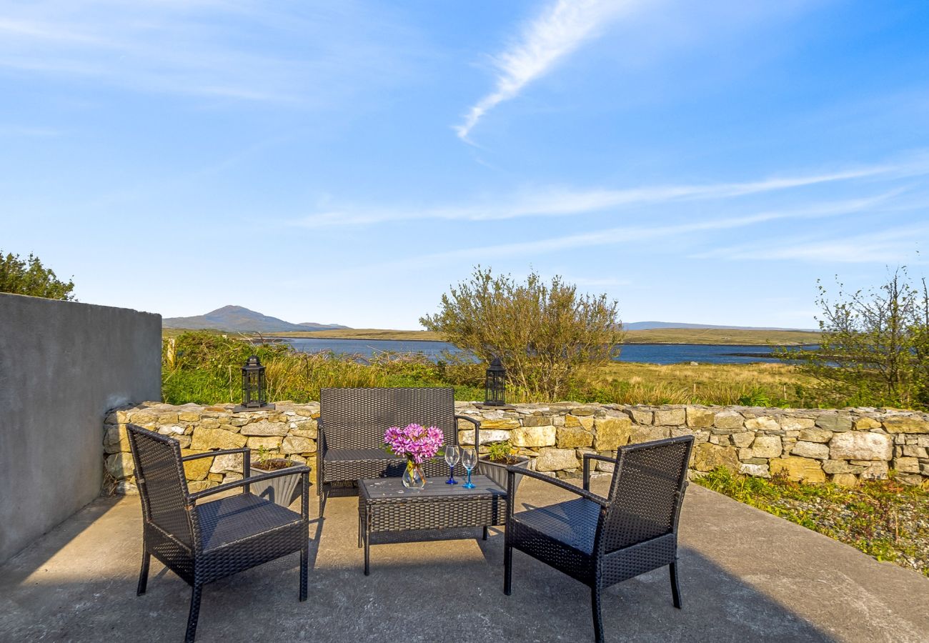 Bungalow in Roundstone - Inishnee Haven with sea and mountain views