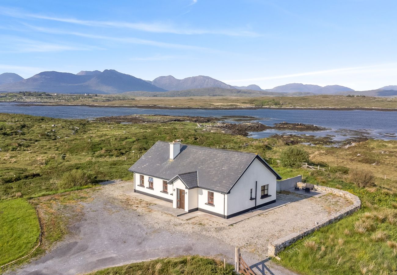 Bungalow in Roundstone - Inishnee Haven with sea and mountain views