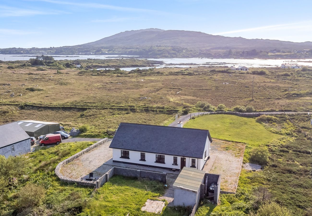 Bungalow in Roundstone - Inishnee Haven with sea and mountain views