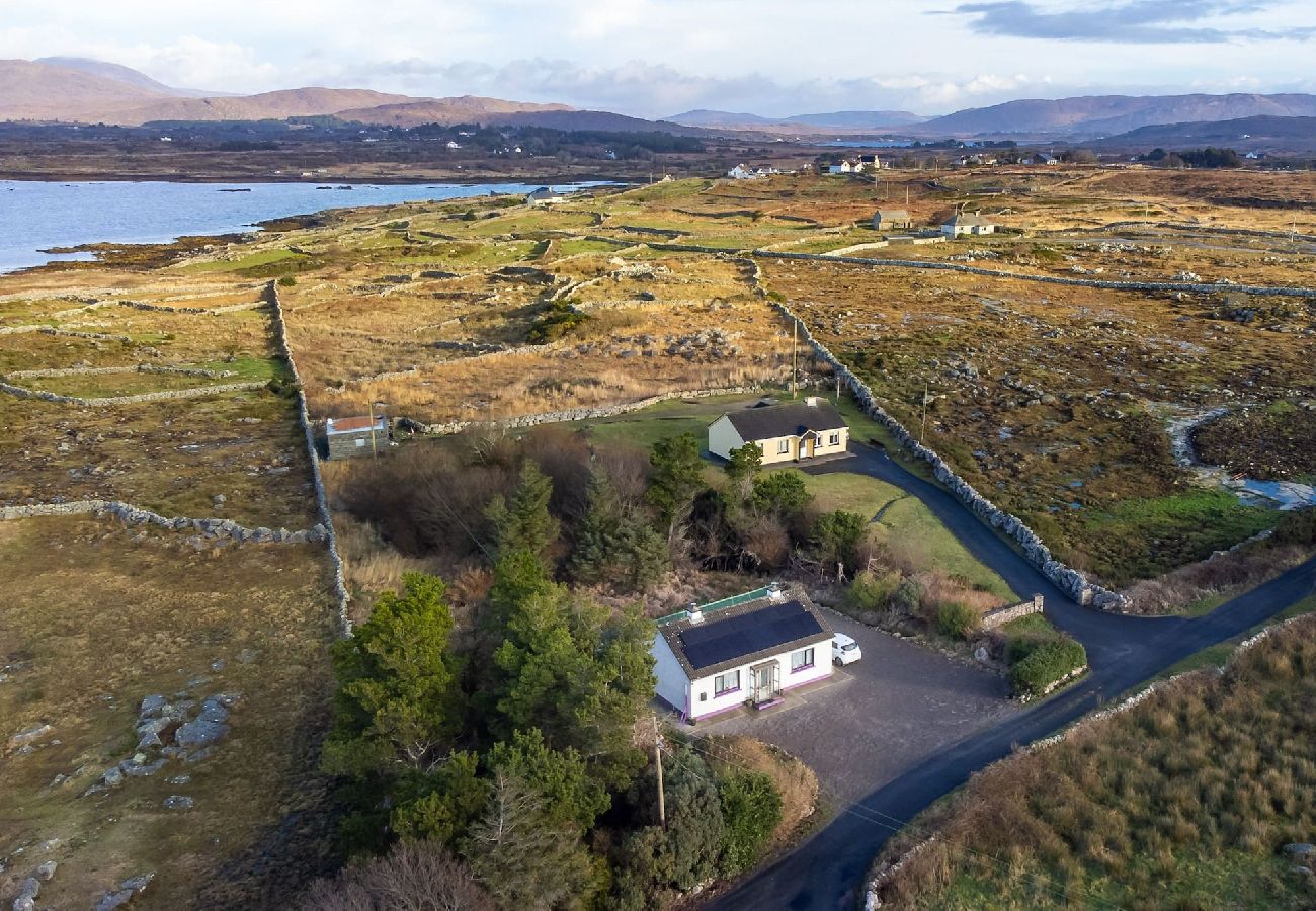 Bungalow in Rosmuck - An Teachín Corcra offering peace and tranquility