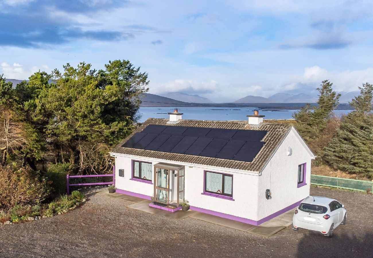 Bungalow in Rosmuck - An Teachín Corcra offering peace and tranquility