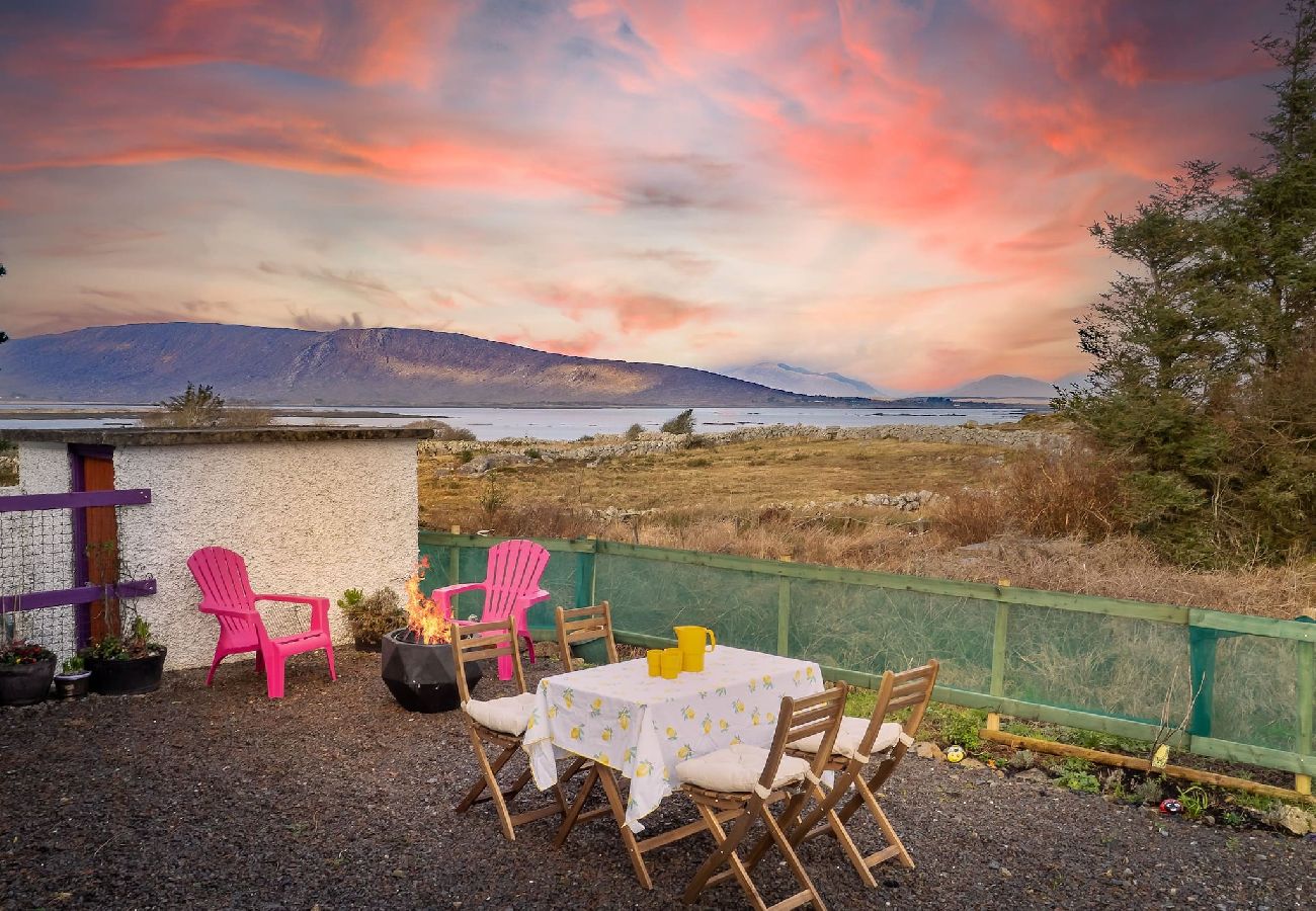 Bungalow in Rosmuck - An Teachín Corcra offering peace and tranquility