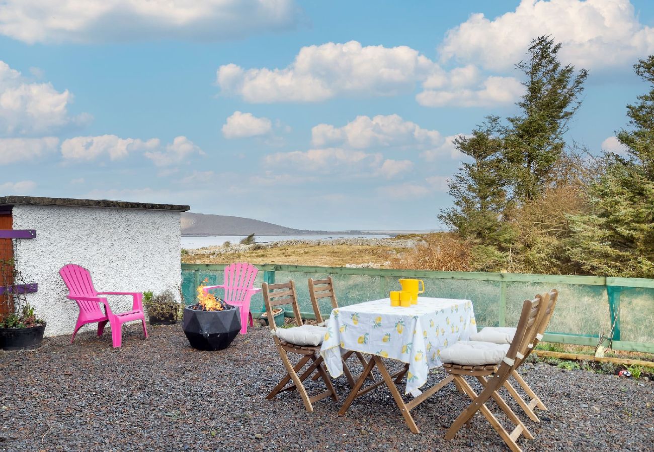 Bungalow in Rosmuck - An Teachín Corcra offering peace and tranquility