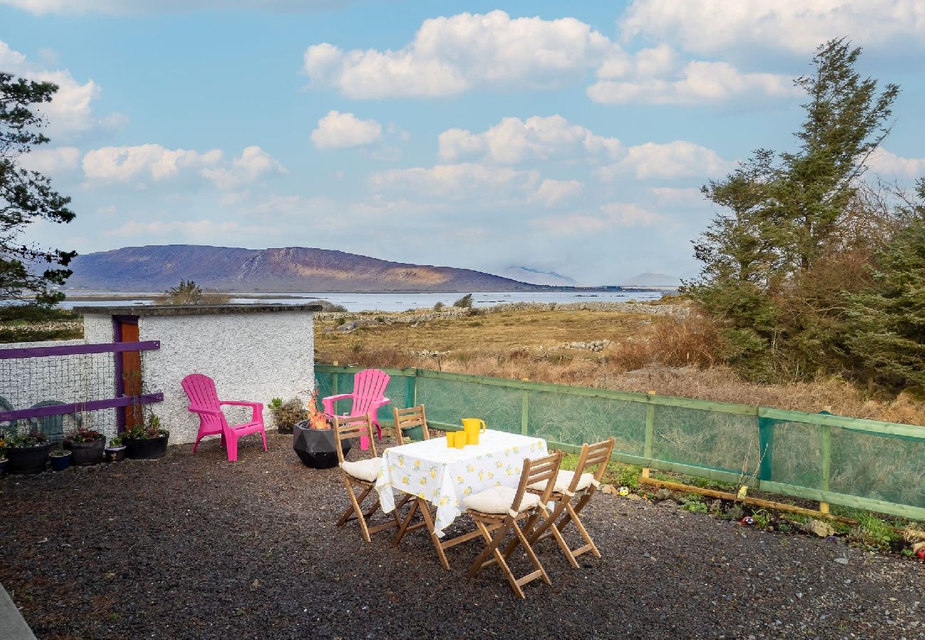 Bungalow in Rosmuck - An Teachín Corcra offering peace and tranquility