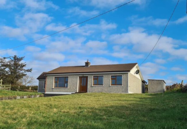 House in Cleggan - Mourneen Cottage with stunning views