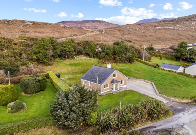 House in Clifden - Teach Eile, on the outskirts of Clifden 
