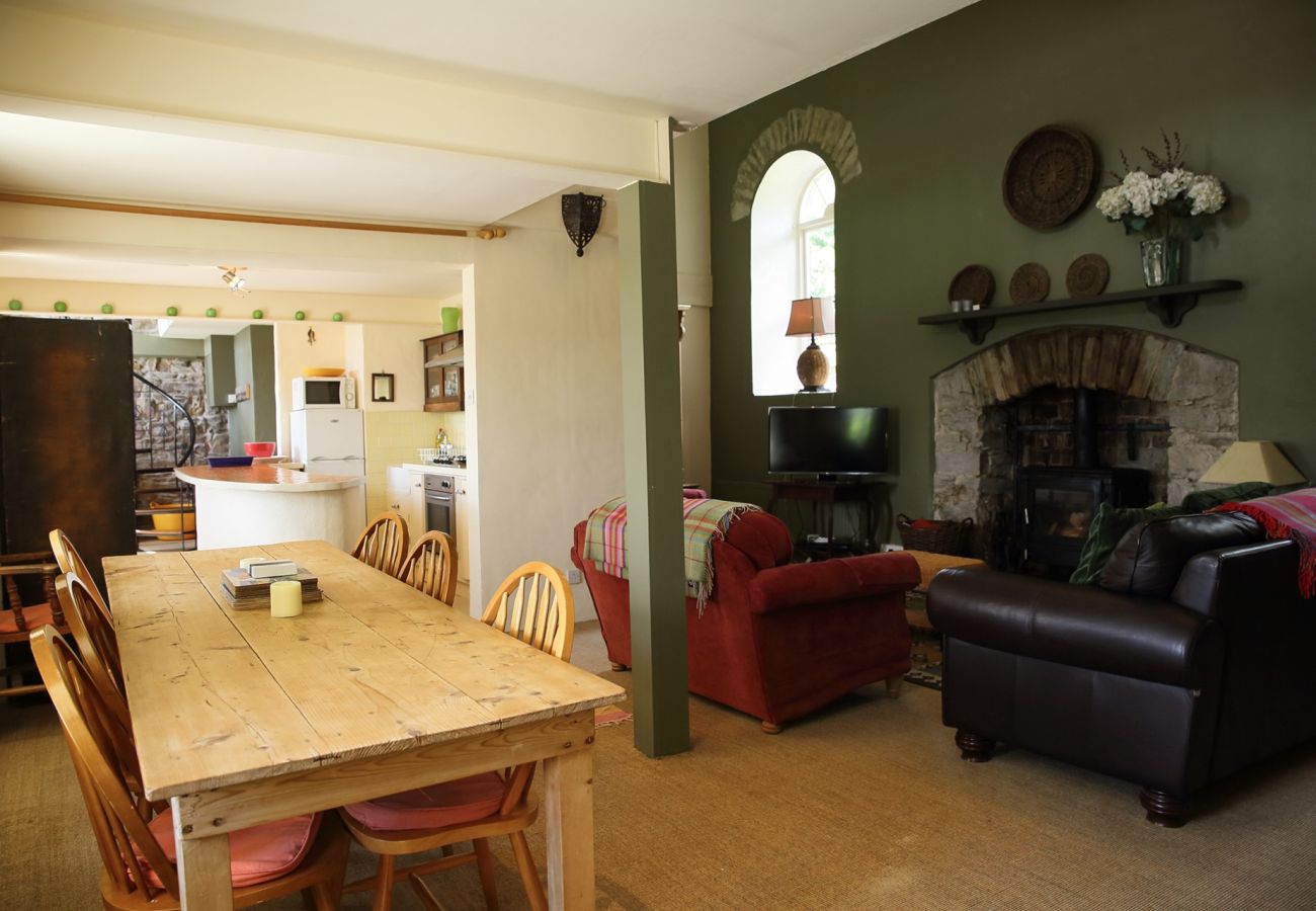 House in Clifden - The Old School House, Clifden - Full of Charm