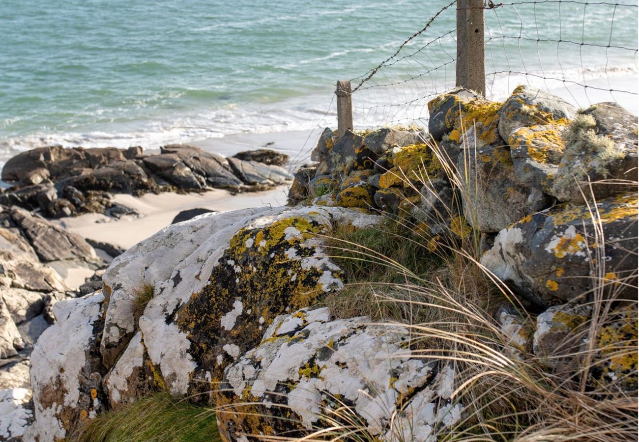 Cottage in Roundstone - Lichen Luxury Cottage - Within The Village 