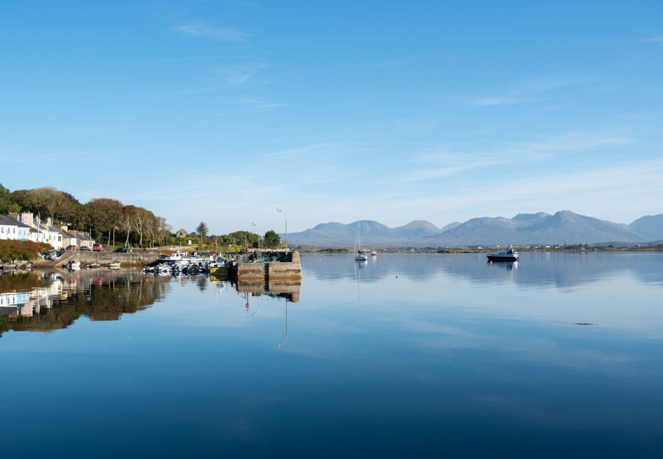 Townhouse in Roundstone - Kelp Luxury Cottage - Within The Village 