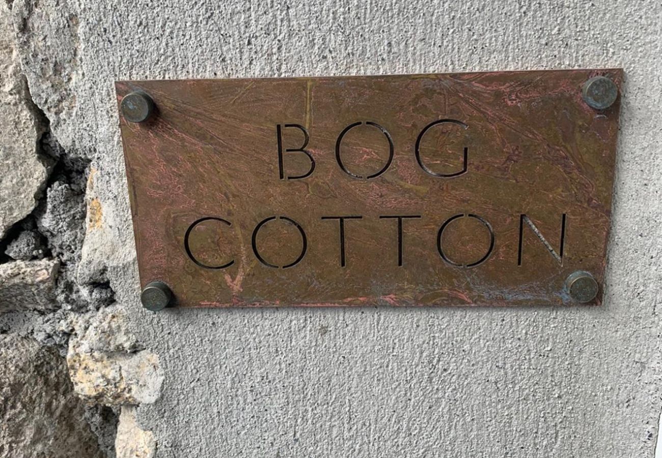 Cottage in Roundstone - Bog Cotton Luxury Cottage - Within The Village