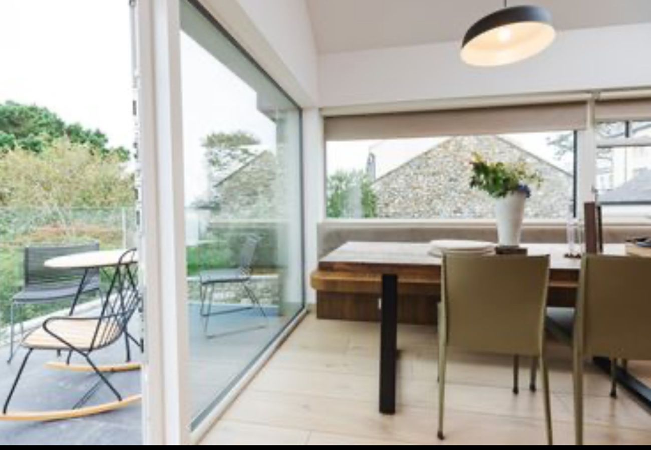 Cottage in Roundstone - Luxury Sea Cottage - Within The Village