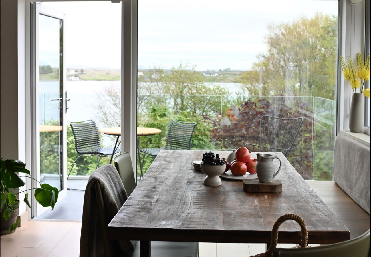 Cottage in Roundstone - Luxury Sea Cottage - Within The Village