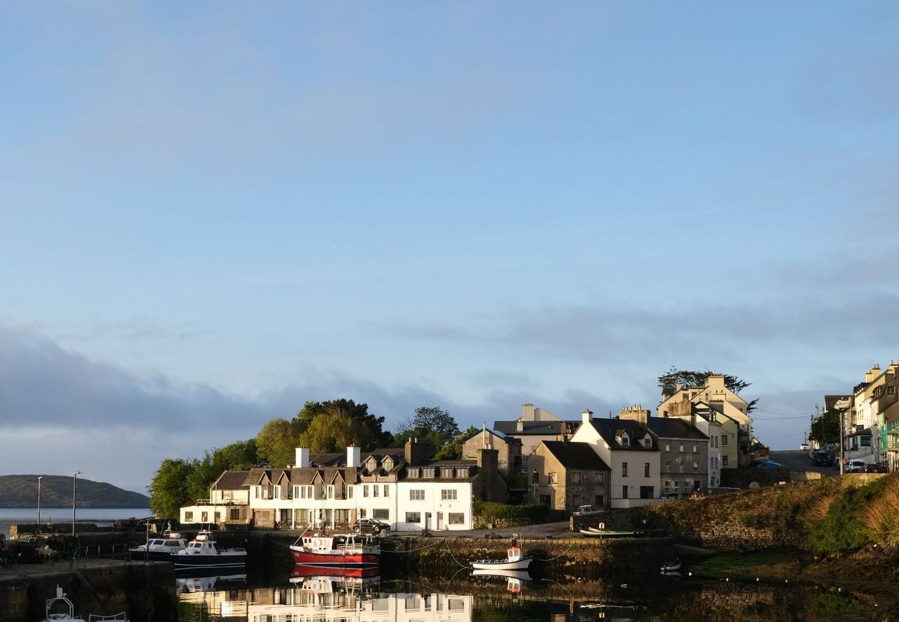 Cottage in Roundstone - Luxury Sea Cottage - Within The Village